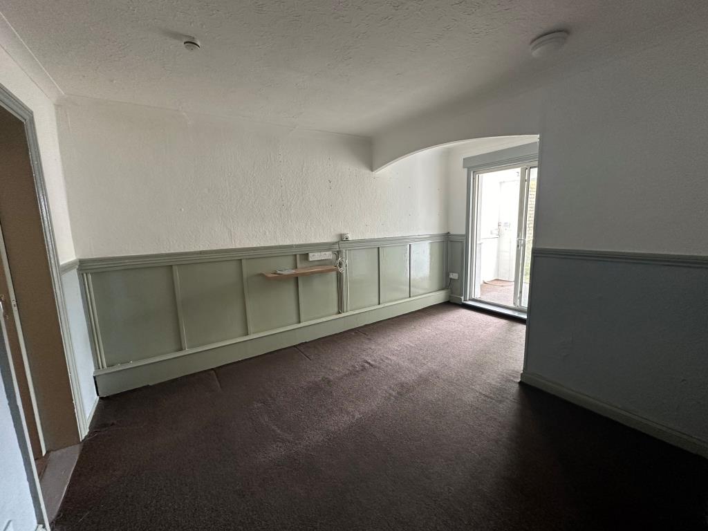 Lot: 95 - FREEHOLD BLOCK OF THREE FLATS - Flat one living room
